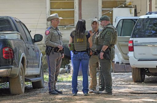 Beamte der Strafverfolgungsbehörden sind in der Nachbarschaft  nach dem Blutbad in Texas im Einsatz. Foto: dpa/David J. Phillip