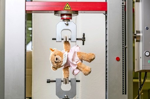 Im Stuttgarter Dekra-Prüflabor wird auch Spielzeug getestet. Die Produktprüfungen zählen zu den wachstumsstärksten Geschäftsfeldern des Konzerns Foto: Thomas Küppers