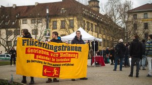 Am Sonntagnachmittag haben etwa 50 Menschen friedlich auf dem Schlossplatz gegen Rechts demonstriert. Foto: www.7aktuell.de | Florian Gerlach