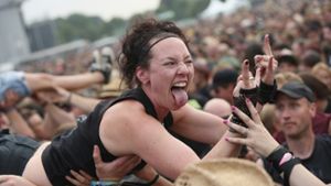 Am Donnerstag brachte die schwedische Power-Metal-Band Hammerfall ihre Fans beim Wacken Open Air Festival zum Ausrasten. Da schreckten einige auch nicht vor Crowdsurfing zurück.  Foto: Getty Images Europe