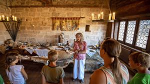 Anneliese Welz führt Besucher durch die Burg Wäscherschloss – und erzählt zum Beispiel, wie früher Feste gefeiert wurden. Foto: Michael Steinert