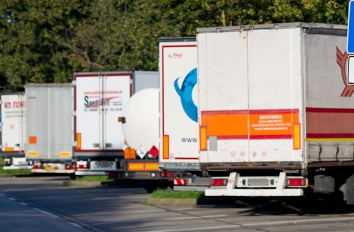 So wie auf diesem Bild parken laut der CDU auch am kleinen Ostring immer mehr Lastwagen. Foto: dpa/Symbolbild