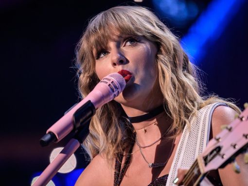 Taylor Swift zeigte sich nach dem Todesfall bei ihrem Brasilien-Konzert von Trauer überwältigt. Foto: Brian Friedman/Shutterstock.com
