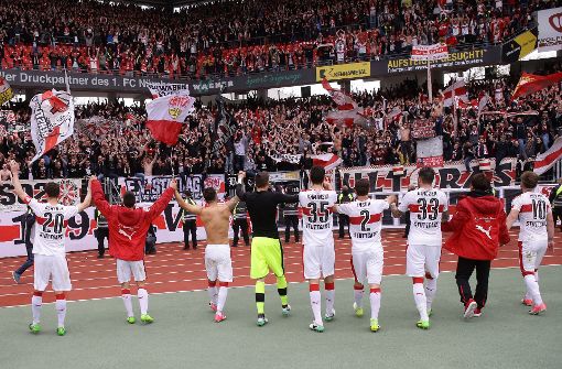 Der VfB Stuttgart gewinnt beim 1. FC Nürnberg. Und versetzt die Fans in Ekstase. Foto: Pressefoto Baumann