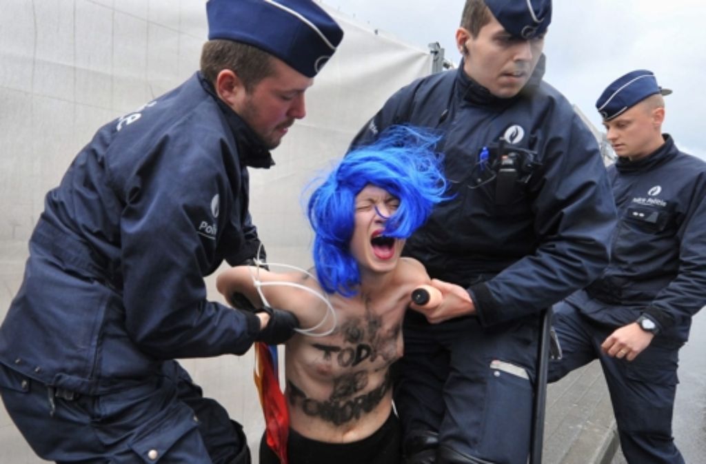 Polizisten führen am 4. Juni 2014 Femen-Frauen nach einer Protestaktion in Brüssel ab. Die Nackt-Aktivistinnen protestierten am Rande des G7-Gipfels.