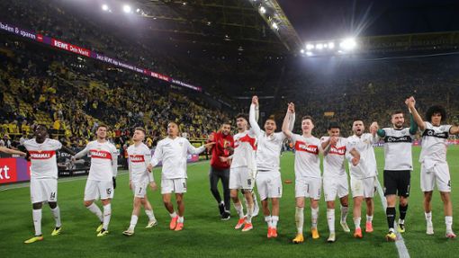 Jubelnde Stuttgarter Spieler vor den Fans im Dortmunder Stadion. In unserer Bildergalerie blicken wir auf die Partie zurück. Foto: Baumann