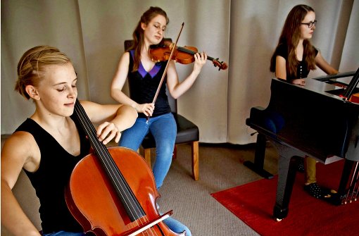 Svenja Schmidt-Rüdt, Elene Meipariani und Josefa Schmidt  (von links) haben sich der klassischen Musik verschrieben. Foto: Gottfried Stoppel