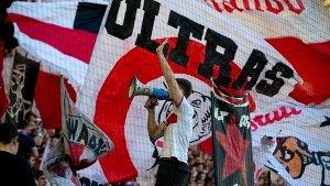 Die Fans des VfB Stuttgart hatten am Freitag in Leverkusen schon vorzeitig genug. Foto: dpa