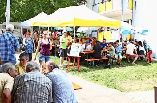 Das Fest der Begegnung ist für die Anwohner der Erisdorfer Straße stets eine gute Gelegenheit, um sich kennenzulernen. Foto: Ralf Recklies