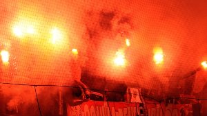 VfB-Fans zünden bengalisches Feuer Foto: dapd