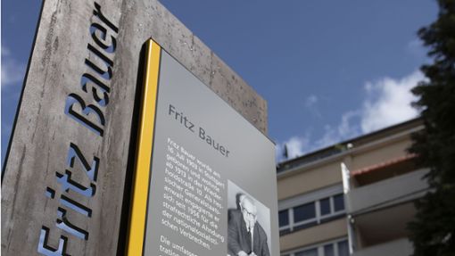 Die neue Gedenkstele gegenüber dem Ort in der Wiederholdstraße, wo Fritz Bauer früher wohnte. Foto: Lichtgut/Leif Piechowski