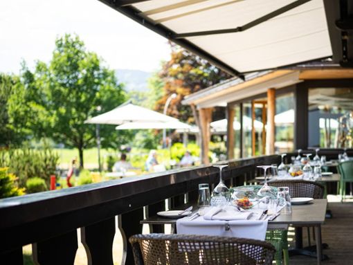 Gutes Essen auf dem Tisch, die Berge im Blick - so geht Frühlings-Wellness. Hier auf der Terrasse des Fine-Dining-Restaurants Maxi im Hotel Das Freiberg in Oberstdorf. Foto: Frithjof Kjer/Das Freiberg