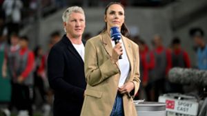 Esther Sedlaczek (re.) und Bastian Schweinsteiger melden sich für die ARD abends live aus Katar zum Spiel des Tages. Foto: imago/Ulrich Hufnagel