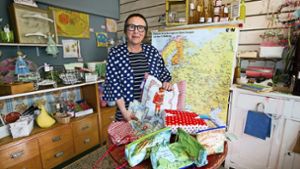 Claudia Dreizler verhilft Landkarten, Vorhängen und Tischdecken zu einem zweiten Leben als Tasche oder Kissenbezug und verkauft die Sachen in  ihrem Laden Tante Lene. Foto: Ines Rudel