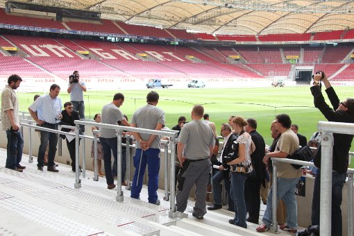 Der VfB testet derzeit eine Sonnenbank für den Rasen in der Mercedes-Benz-Arena. Hier eine Aufnahme des Stadions aus dem August 2011. Und so macht ... Foto: Benjamin Beytekin