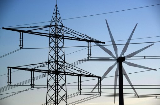 Stromtrasse vor Windrad – Bayern will keine neuen Leitungen Foto: dpa