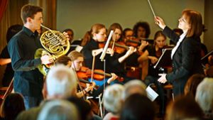 Ludwig Hahn und das Orchester unter der Leitung von Camilla Wulf  spielen ein Hornkonzert von Wolfgang Amadeus Mozart. Foto: Gottfried Stoppel