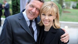 Ein Bild aus glücklicheren Zeiten: Altkanzler Gerhard Schröder und seine Frau Doris Schröder-Köpf ihr Jahr 2009 bei der Feier zu Schröders 65. Geburtstag. Foto: dpa