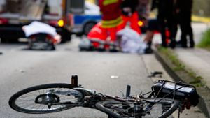 Ein 47 Jahre alter Radfahrer hat ein Auto übersehen – mit schlimmen Folgen. Foto: dpa
