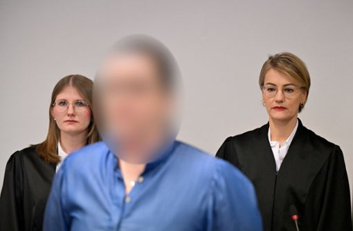 Andrea Tandler mit ihren beiden Anwältinnen Cheyenne Blum (li.) und Sabine Stetter (r). Foto: dpa/Peter Kneffel