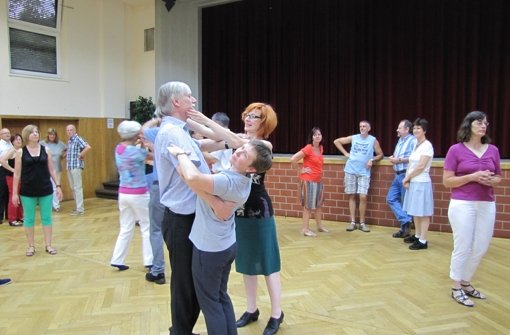 Christine Junghans bringt ihre Tanzschüler auf Trab. Foto: Hesse