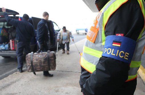 Abgelehnte Asylbewerber werden unter polizeilicher Begleitung zum Flughafen gebracht. Foto: dpa