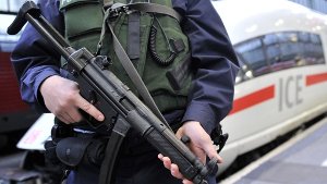 Ein mit schusssicherer Weste und Maschinenpistole ausgerüsteter Beamter der Bundespolizei patroulliert in einem Bahnhof - nach dem tragischen Vorfall in Paris werden auch in Deutschland Sicherheitsmaßnahmen getroffen. Foto: dpa