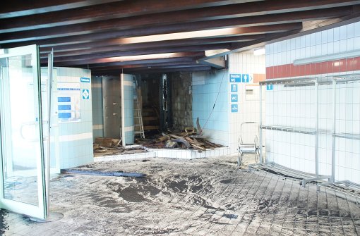 Die Biosauna wurde durch den Brand komplett zerstört, auch das restliche Bad ist kontaminiert. Foto: Stadtwerke