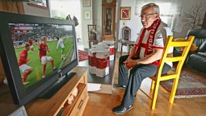 Samstagnachmittag in Gerlingen: Horst Arzt schaut das Spiel seines VfB Foto: factum/Granville
