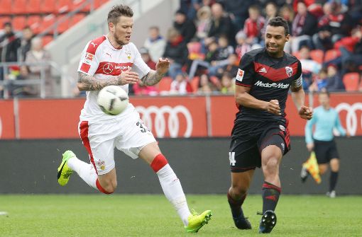Test gegen einen Bundesligisten: VfB-Stürmer Daniel Ginczek (li.) gegen Marvin Matip vom FC Ingolstadt Foto: Baumann