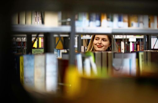 Gabriella Lambrecht  findet, eine Bibliothek sollte heimelig sein. Foto: Gottfried Stoppel
