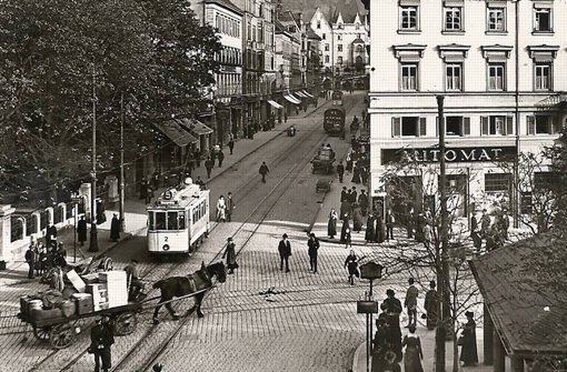 Die Charlottenstraße war 1919 viel schmaler als heute: Im rechten Gebäude (heute ist hier ein Hochhaus) befindet sich eine Automaten-Gaststätte. Klicken Sie sich durch weitere Postkarten-Motive aus Stuttgart. Foto: Gebrüder Metz