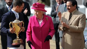 Queen Elizabeth II im gespräch mit dem König von Bahrain, Hamad bin Isa Al Khalif, und Kent Farrington, der den Kings Cup bei der royalen Pferdeshow gewonnen hat. Foto: dpa