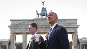 Der scheidenden US-Präsident Barack Obama lässt es bei seinem Besuch in Berlin ruhig angehen – und ließ sich kurz am Brandenburger Tor sehen. Foto: AP