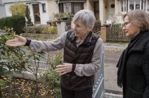 Ingrid Hagenlocher (rechts), die Wilfriede Heß in Stuttgart-Luginsland besucht. Hier haben Heß’ Großeltern gelebt, die wie Heß’ Mutter ebenfalls ermordet worden sind. Foto:  