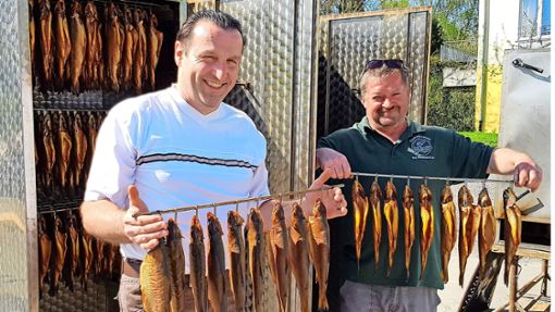 Klaus Löffler (rechts) hat die Räucherlake für die Fische selbst entwickelt. Foto: Fischereiverein