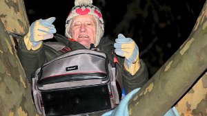 Der 86-jährige Gerald Rollet verbrachte die Nacht zum Montag in der Krone einer Platane im Stuttgarter Schlossgarten - bei 13 Grad unter Null. Foto: Petra Weiberg