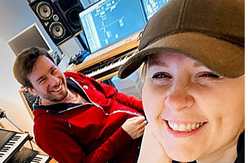 Felix Gauder mit Maite Kelly in seinem Stuttgarter Tonstudio, wo Hits am laufenden Band entstehen. Foto: jo-jo music