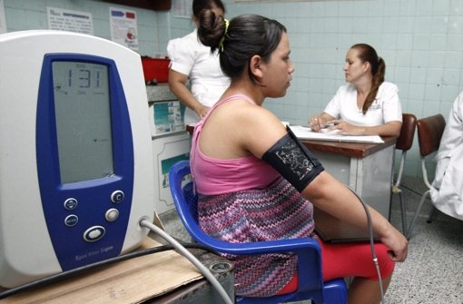 Eine junge, schwangere Patientin in Kolumbien bei der Untersuchung – das Zika-Virus sorgt vor allem in Südamerika für Verunsicherung. Foto: dpa