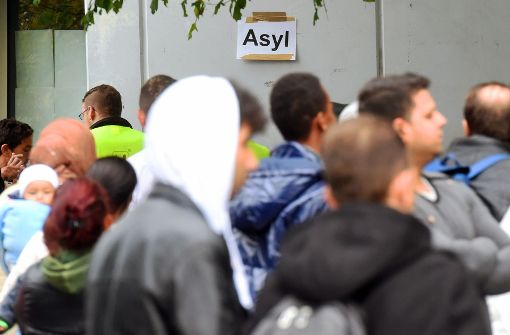 Großer Andrang in der Landeserstaufnahmestelle Karlsruhe auf dem Höhepunkt der Flüchtlingskrise 2015. Foto: dpa