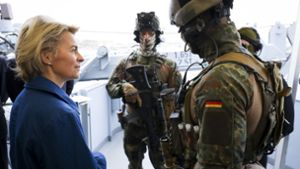 Verteidigungsministerin Ursula von der Leyen zeigt sich gerne mit Soldaten. Nun hat sie sich mit pauschaler Kritik an der Truppe Unmut eingehandelt. Foto: dpa