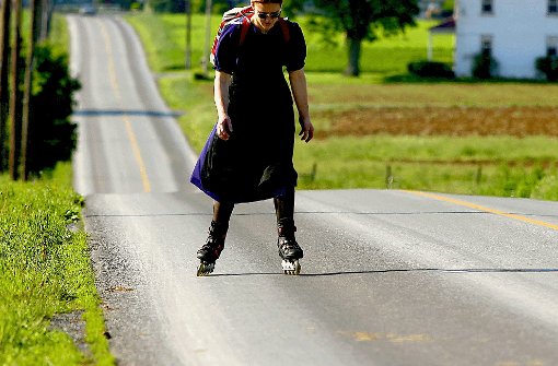 Schon sehr fortschrittlich: Eine junge Mennonitin in Pennsylvania auf Inlineskates. Foto: Peter Frischmuth