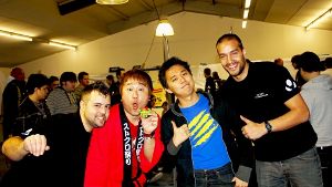 Yoshinori Ono (2. von links) posiert mit den Organisatoren des Turniers, Zeljko Celica (links) und Tony Couchi (rechts),  sowie mit Profispieler Tokido. Foto: Torsten Ströbele