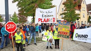 200 Leute gehen gegen den geplanten Gewerbepark  auf die Straße