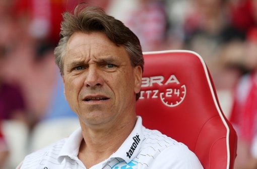 Der Trainer der Stuttgarter Kickers, Horst Steffen, musste mitansehen, wie sein Team in Cottbus mit 2:0 verlor. Foto: Bongarts