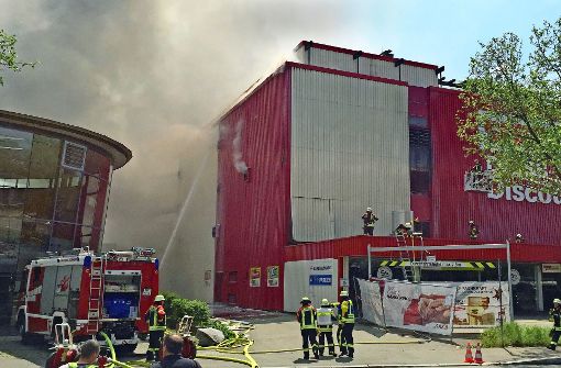 Das Feuer brach in dem Gebäude des ehemaligen Möbelmarktes aus. Foto: SDMG
