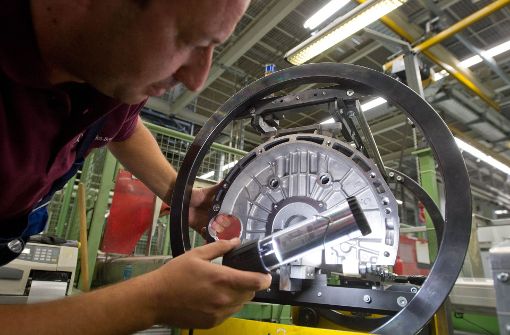 Werden im Motorenwerk in Untertürkheim künftig auch Batterien gefertigt? Diese Frage wird im Konzern gerade verhandelt. Foto: Martin Stollberg