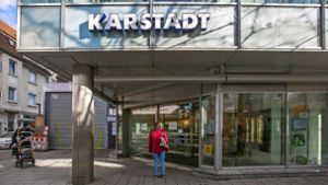 Bald werden die Türen des Kaufhauses in der Esslinger Bahnhofstraße für immer geschlossen bleiben: Die Karstadt-Filiale wird aufgegeben. Foto: Roberto Bulgrin