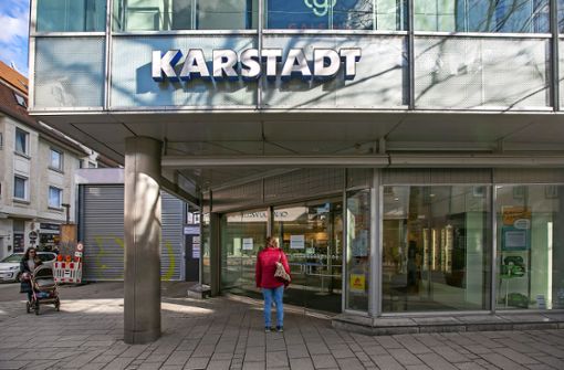 Bald werden die Türen des Kaufhauses in der Esslinger Bahnhofstraße für immer geschlossen bleiben: Die Karstadt-Filiale wird aufgegeben. Foto: Roberto Bulgrin