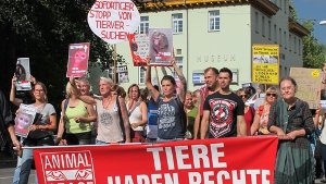Teilnehmer einer Demonstration in Tübingen protestieren am 20.09.2014 gegen Tierversuche am Max-Planck-Institut. Am Samstag wollen Tierschützer in Stuttgart auf die Straße gehen. Foto: dpa